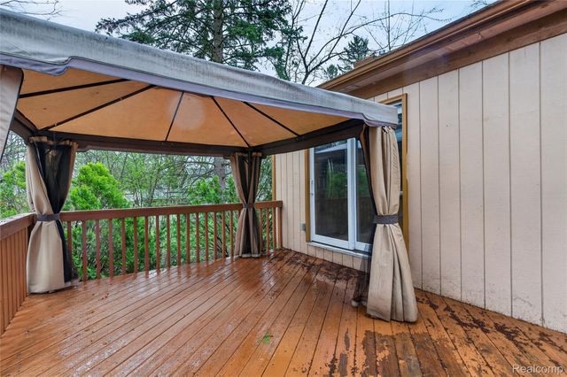 8360 Arlis Street, Commerce Charter Township, MI 48382