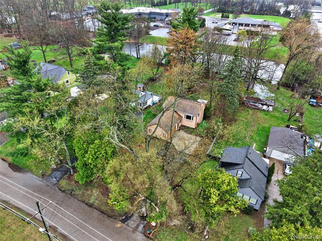 8360 Arlis Street, Commerce Charter Township, MI 48382