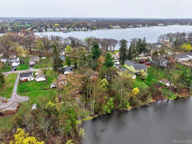 8360 Arlis Street, Commerce Charter Township, MI 48382