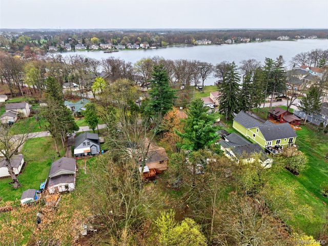 8360 Arlis Street, Commerce Charter Township, MI 48382