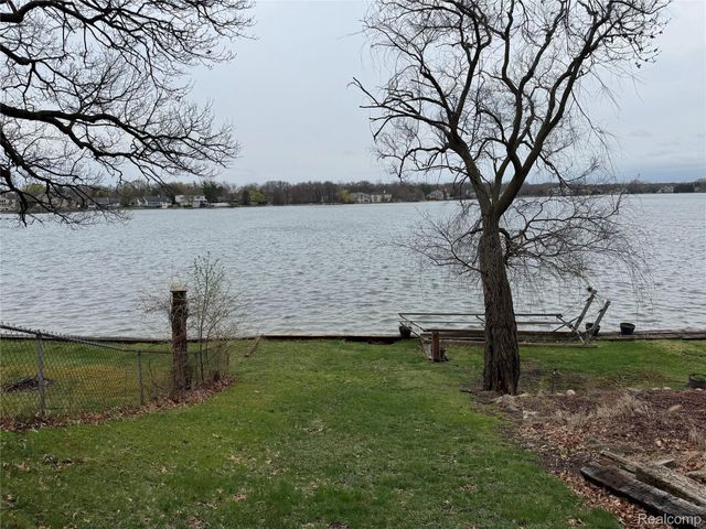 8360 Arlis Street, Commerce Charter Township, MI 48382