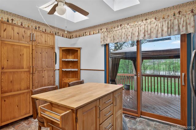 8360 Arlis Street, Commerce Charter Township, MI 48382