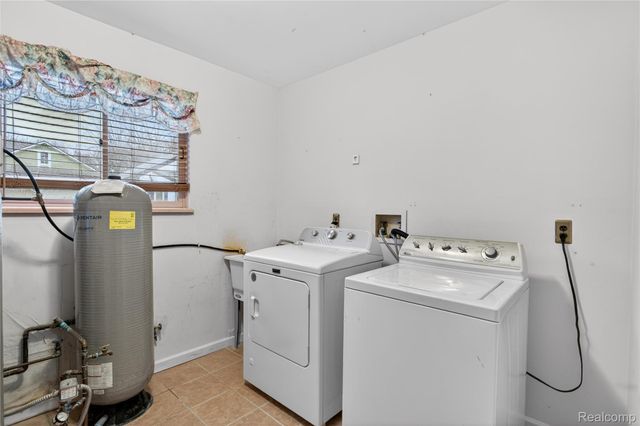 8360 Arlis Street, Commerce Charter Township, MI 48382