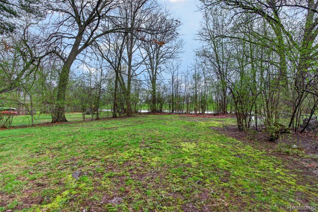 8360 Arlis Street, Commerce Charter Township, MI 48382