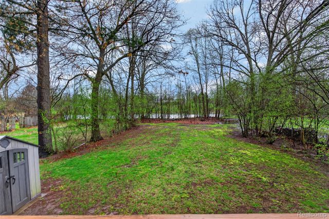 8360 Arlis Street, Commerce Charter Township, MI 48382