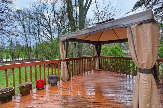 8360 Arlis Street, Commerce Charter Township, MI 48382