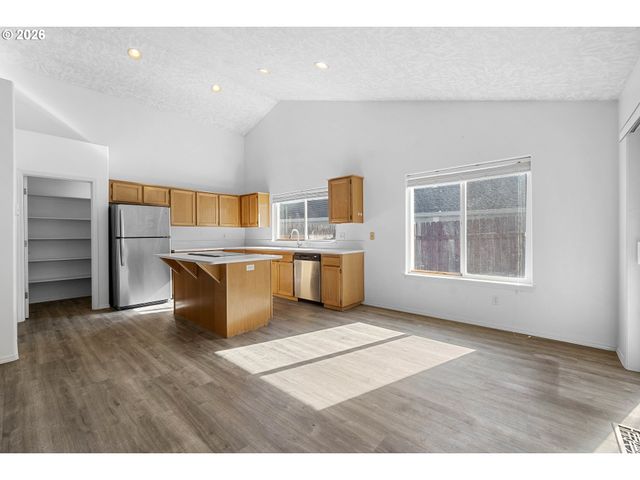 4735 Se POWELL BUTTE Pkwy, Portland, OR 97236