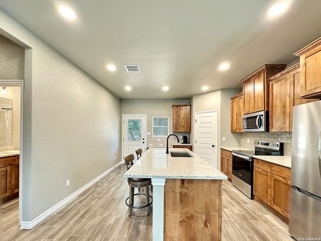 197 SPRING MOUNTAIN DR, Canyon Lake, TX 78133