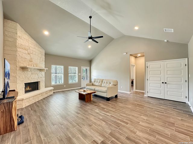 197 SPRING MOUNTAIN DR, Canyon Lake, TX 78133
