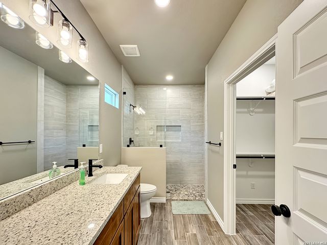 197 SPRING MOUNTAIN DR, Canyon Lake, TX 78133
