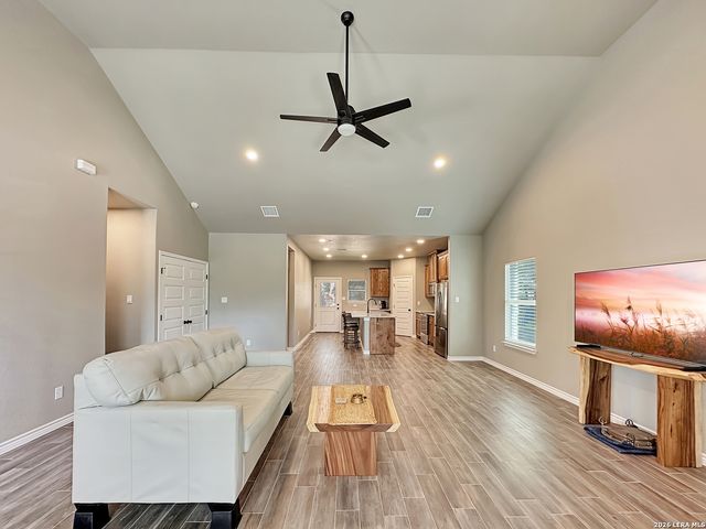 197 SPRING MOUNTAIN DR, Canyon Lake, TX 78133