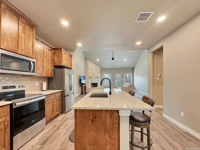 197 SPRING MOUNTAIN DR, Canyon Lake, TX 78133