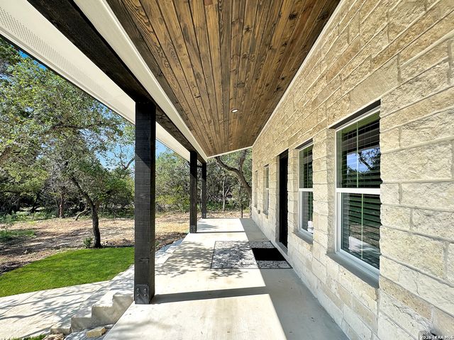 197 SPRING MOUNTAIN DR, Canyon Lake, TX 78133