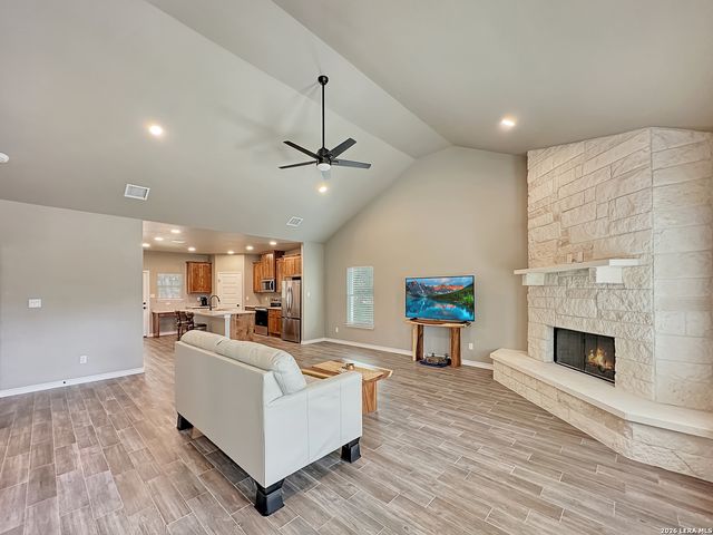 197 SPRING MOUNTAIN DR, Canyon Lake, TX 78133