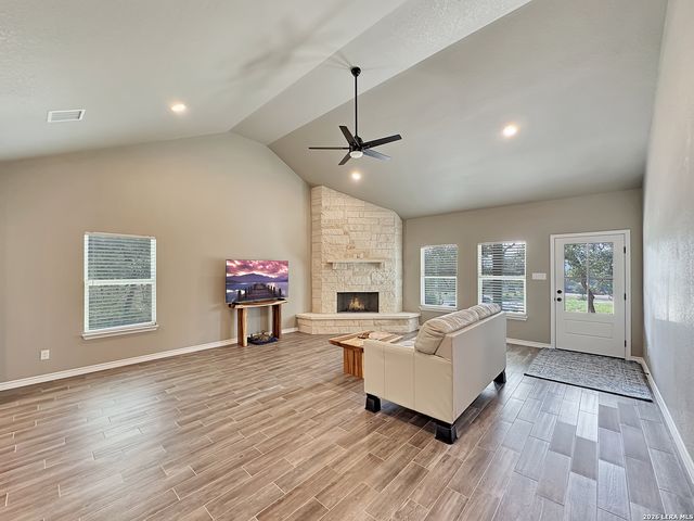 197 SPRING MOUNTAIN DR, Canyon Lake, TX 78133