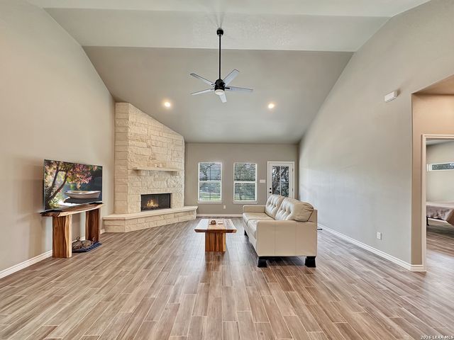 197 SPRING MOUNTAIN DR, Canyon Lake, TX 78133