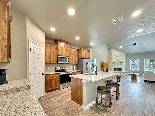 197 SPRING MOUNTAIN DR, Canyon Lake, TX 78133