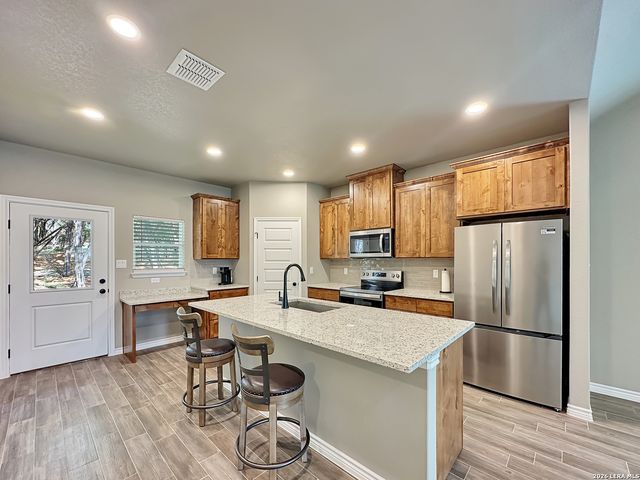 197 SPRING MOUNTAIN DR, Canyon Lake, TX 78133