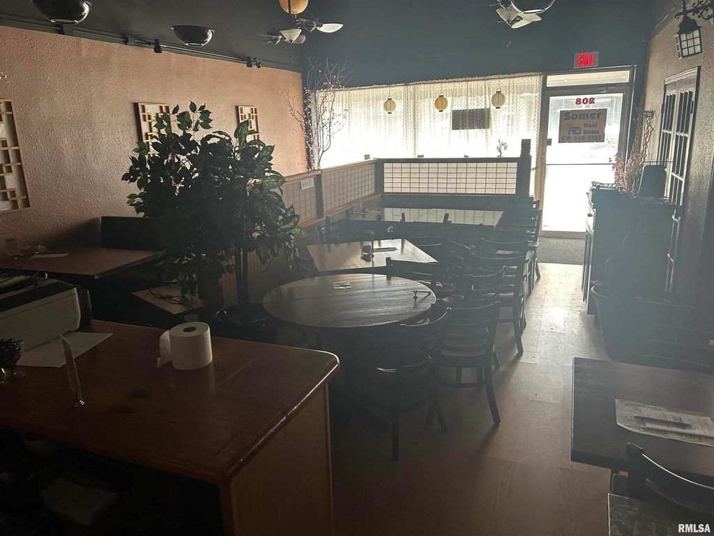 Image 4 of property listing at 206 E MAIN Street 206 & 208, Salem, IL 62881