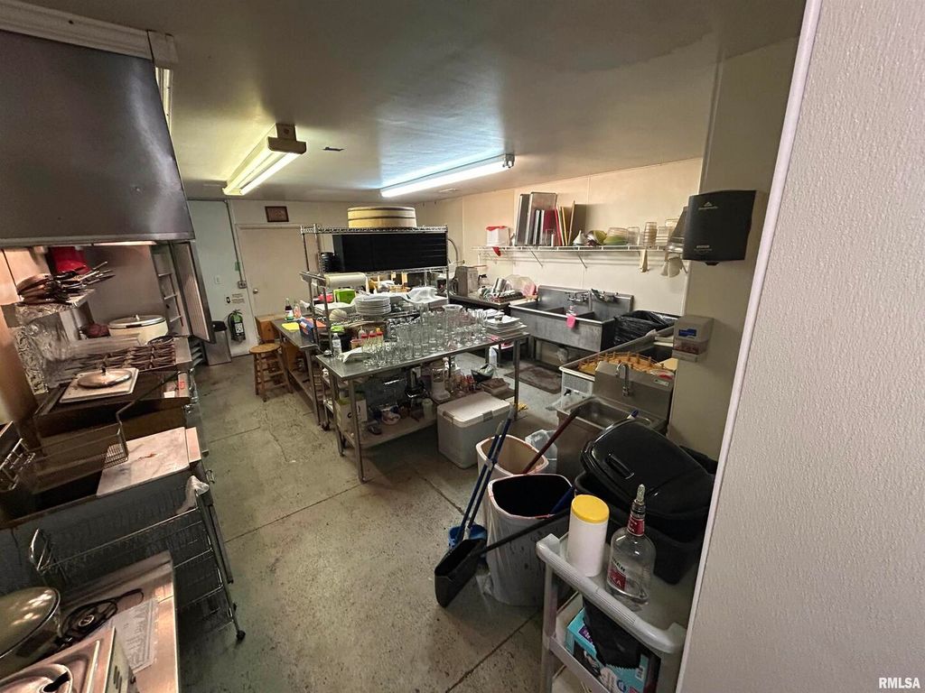 Image 5 of property listing at 206 E MAIN Street 206 & 208, Salem, IL 62881