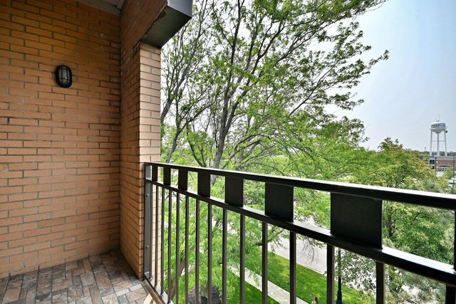 7420 W Lawrence Avenue 402, Harwood Heights, IL 60706
