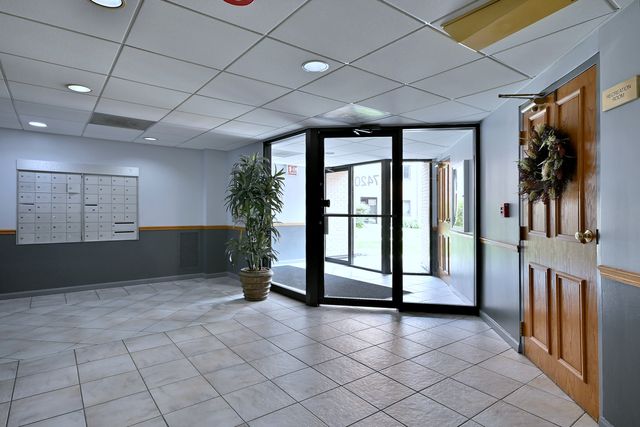 7420 W Lawrence Avenue 402, Harwood Heights, IL 60706