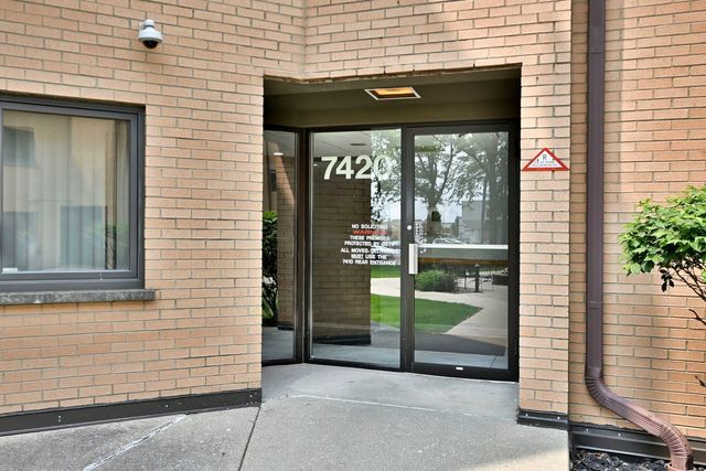7420 W Lawrence Avenue 402, Harwood Heights, IL 60706