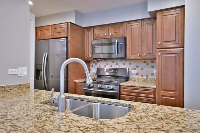 7420 W Lawrence Avenue 402, Harwood Heights, IL 60706