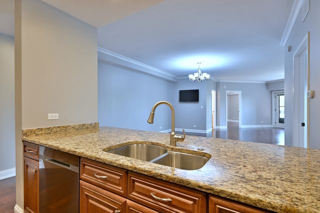 7420 W Lawrence Avenue 402, Harwood Heights, IL 60706