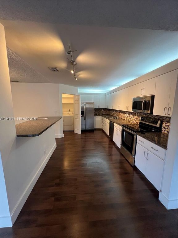561 Racquet Club Rd 21, Weston, FL 33326