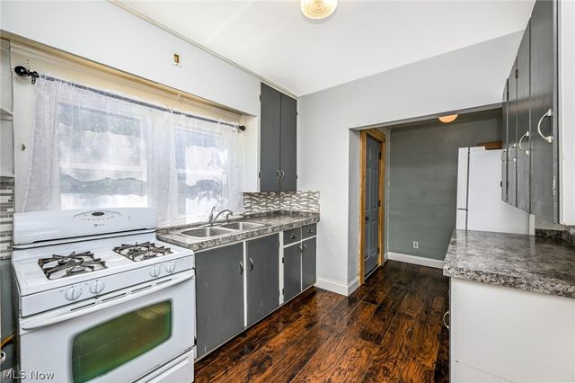 940 W Hopocan Avenue, Barberton, OH 44203