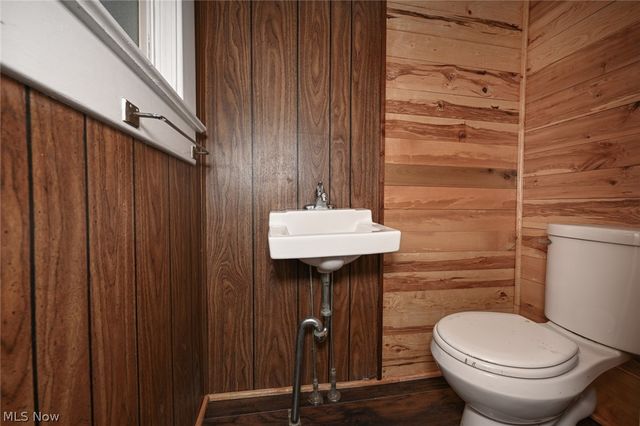 940 W Hopocan Avenue, Barberton, OH 44203
