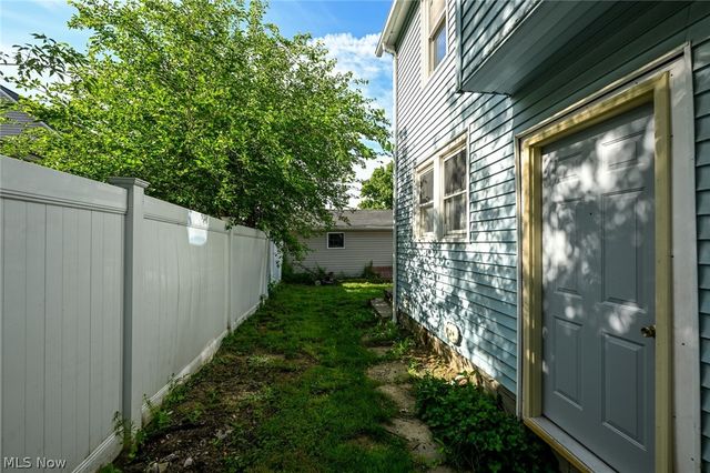 940 W Hopocan Avenue, Barberton, OH 44203