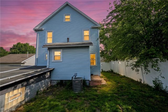 940 W Hopocan Avenue, Barberton, OH 44203