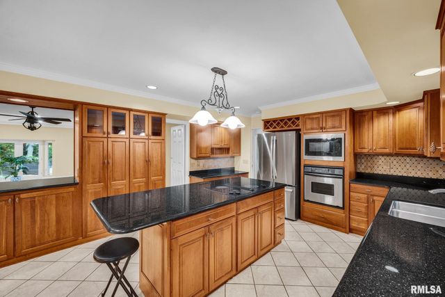 341 W RAVINWOODS Road, Peoria, IL 61615