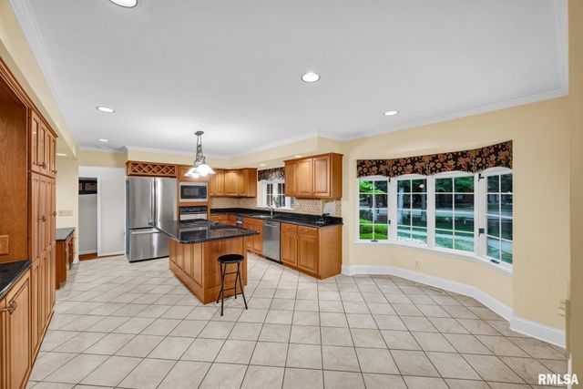 341 W RAVINWOODS Road, Peoria, IL 61615