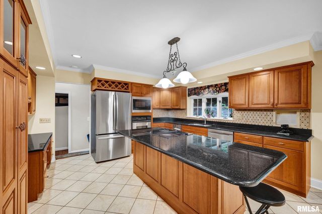 341 W RAVINWOODS Road, Peoria, IL 61615