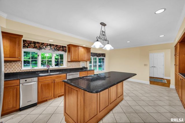 341 W RAVINWOODS Road, Peoria, IL 61615