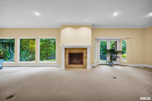 341 W RAVINWOODS Road, Peoria, IL 61615