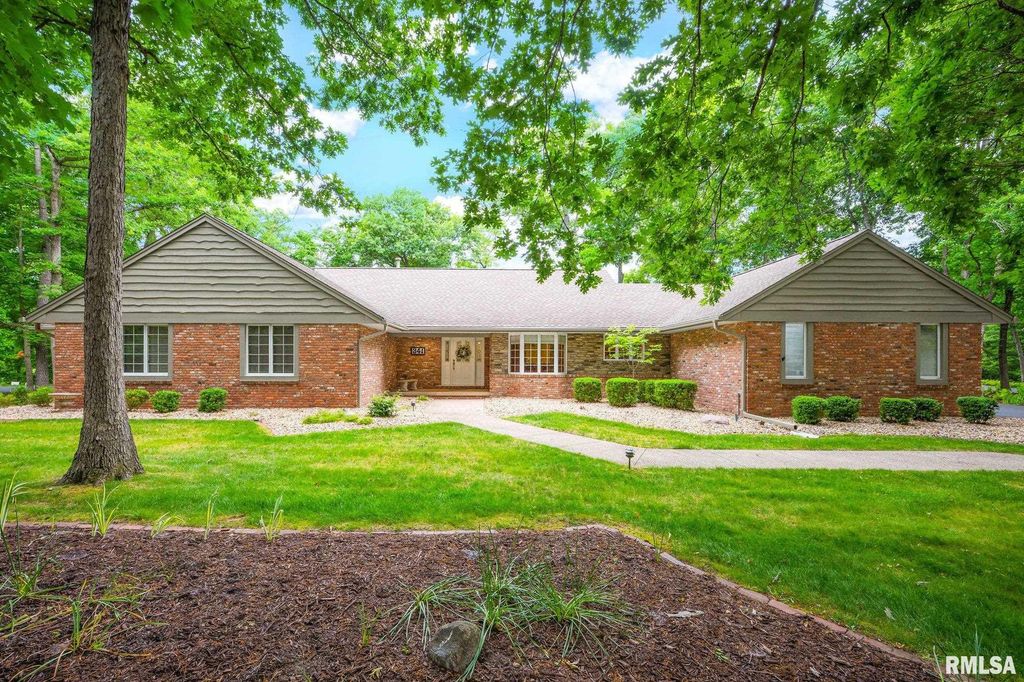 341 W RAVINWOODS Road, Peoria, IL 61615