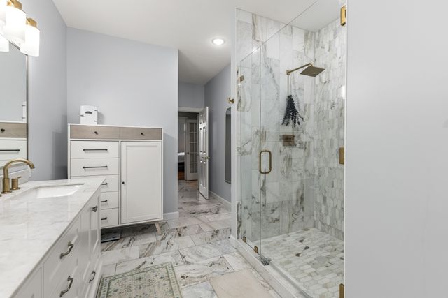 1075 Glen Oaks Drive, West Des Moines, IA 50266