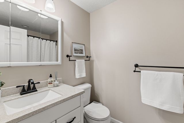 1075 Glen Oaks Drive, West Des Moines, IA 50266