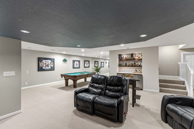 1075 Glen Oaks Drive, West Des Moines, IA 50266