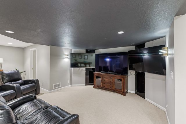1075 Glen Oaks Drive, West Des Moines, IA 50266