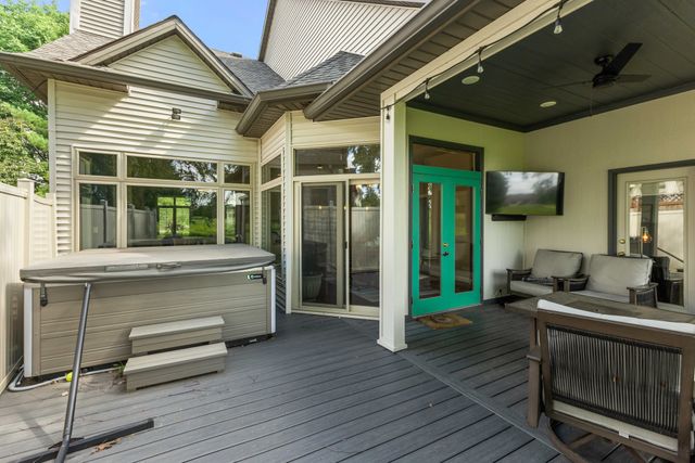 1075 Glen Oaks Drive, West Des Moines, IA 50266