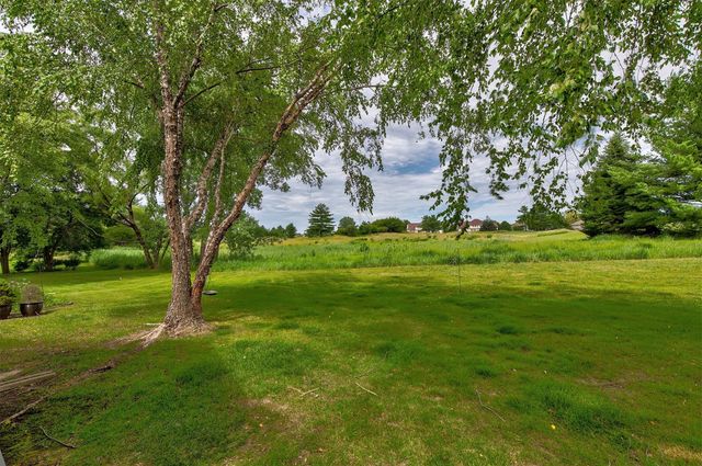 1075 Glen Oaks Drive, West Des Moines, IA 50266