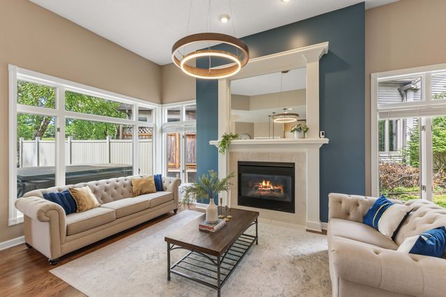 1075 Glen Oaks Drive, West Des Moines, IA 50266