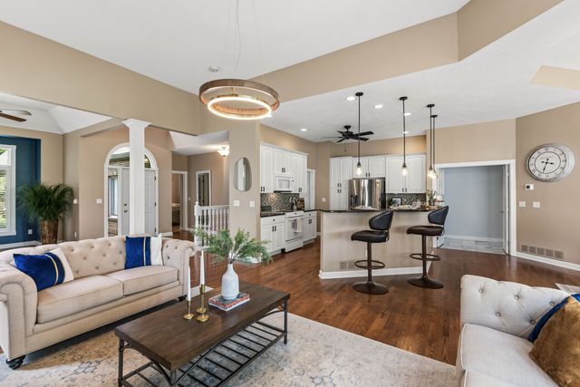 1075 Glen Oaks Drive, West Des Moines, IA 50266