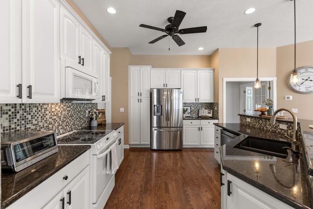 1075 Glen Oaks Drive, West Des Moines, IA 50266