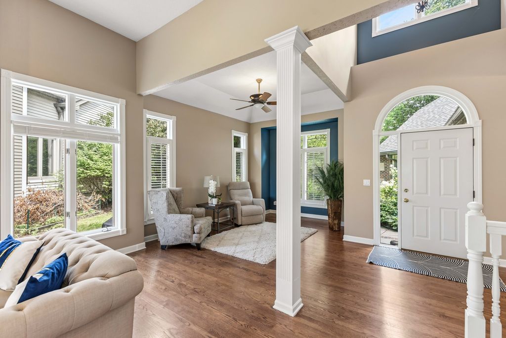 1075 Glen Oaks Drive, West Des Moines, IA 50266